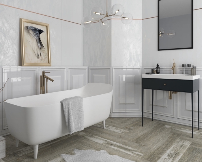 carrelage mural salle de bain luxueux en blanc et gris clair avec frise en cuivre, déco de salle de bain design avec baignoire