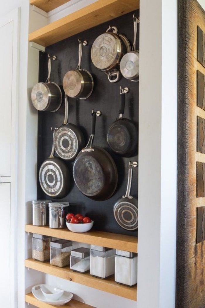 astuce pinterest pour organiser ses ustensiles de cuisson, niche murale en ardoise avec étagères en bois et des crochets pour y suspendre des casseroles et des poêles