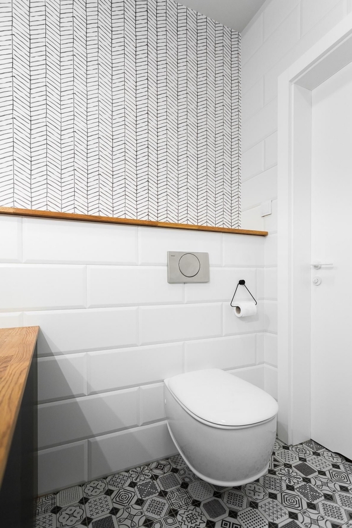 rénovation salle de bain avec toilette, quelles couleurs associer dans un petit espace, revêtement mural carrelage textures