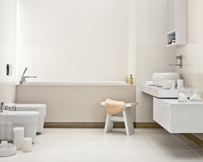 design impressionnant et minimaliste dans une salle de bain avec baignoire, déco style moderne en nuances de blanc