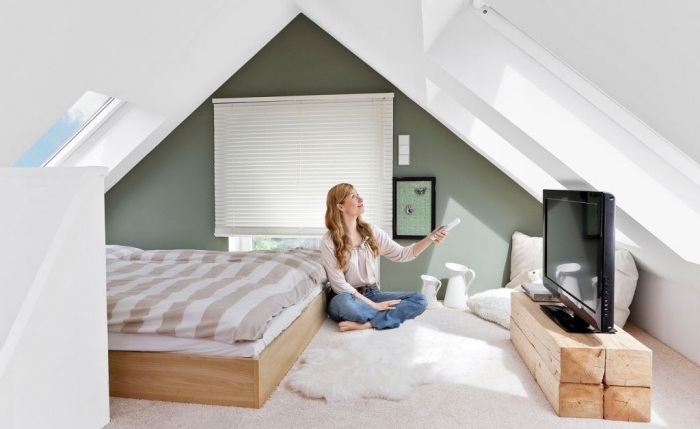 optimisation espace sous pente, idée peinture grise et verte tendance, déco chambre à coucher cocooning avec meuble de bois 