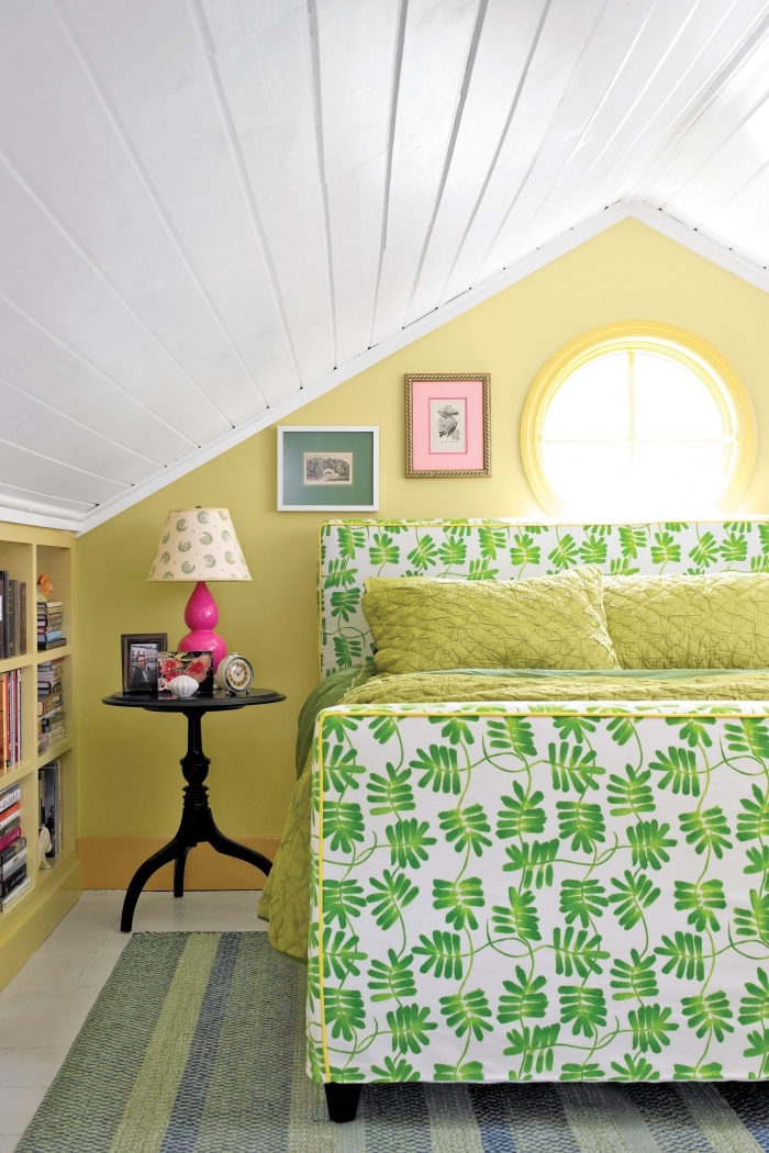 idée couleur chambre à coucher, déco sous combles avec petite fenêtre, peinture murale en jaune et plafond blanc