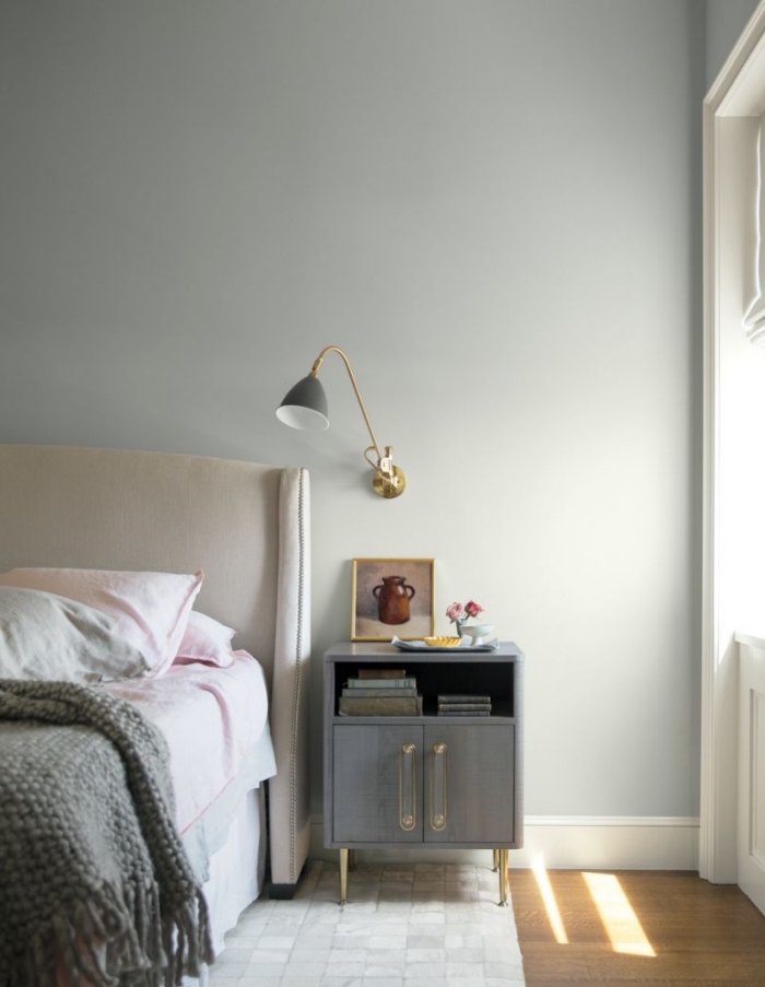 tendance deco 2018 2019, peinture chambre a coucher nuance gris clair, déco de chambre au parquer bois et murs gris