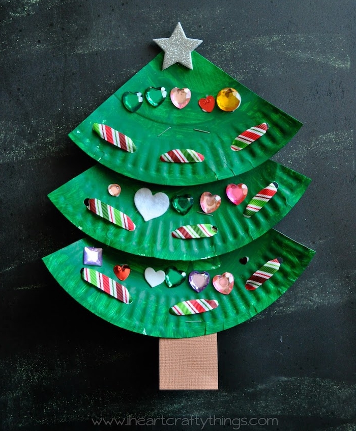 recyclage caissette à muffins couleur verte pour fabriquer un sapin de noel décoré de strass et autres petites decorations, bricolage sapin de noel