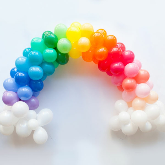 arche de ballons aux couleurs de l'arc en ciel, chaîne de ballons ronds latex gonflés à l'hélium