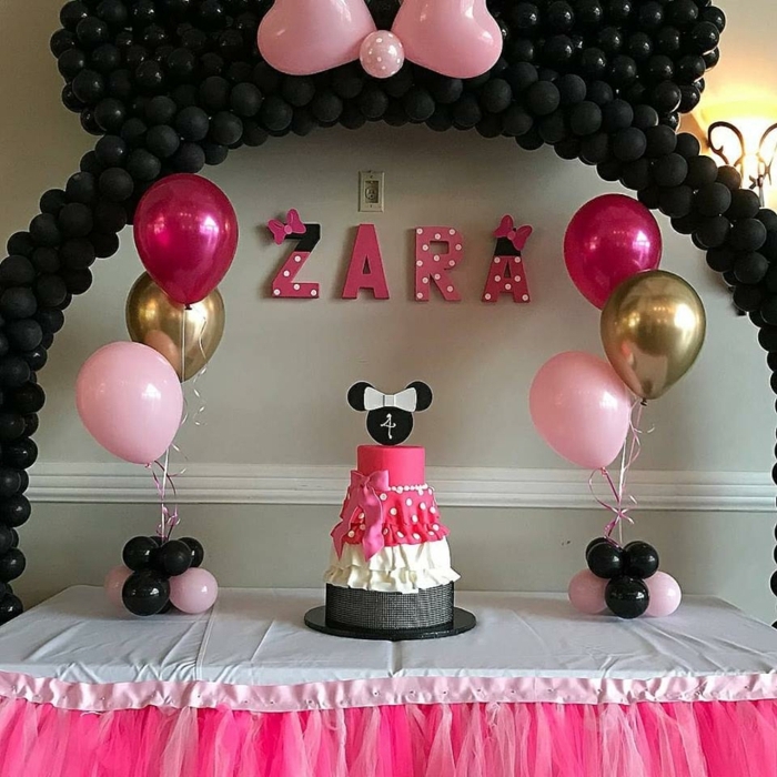 déco ballons minnie mouse, ballons noirs en grande arche décorative, papillon rose créé avec deux, gâteau minnie, ballons roses