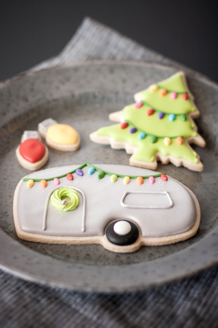 bredele alsacien avec décoration mignon en fondant de couleurs variées, exemple biscuit noel en forme de sapin avec lumières de noel