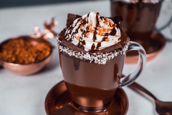 comment servir du chocolat chaud préparé à la maison dans un verre givré de noix de coco et chocolat fondu