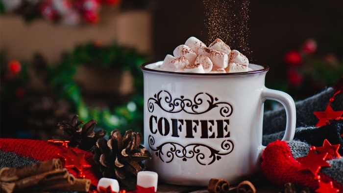 boisson de Noel facile à préparer, mug tasse de café blanche à lettres café et motifs volutes, comment servir une boisson chaude aux guimaves