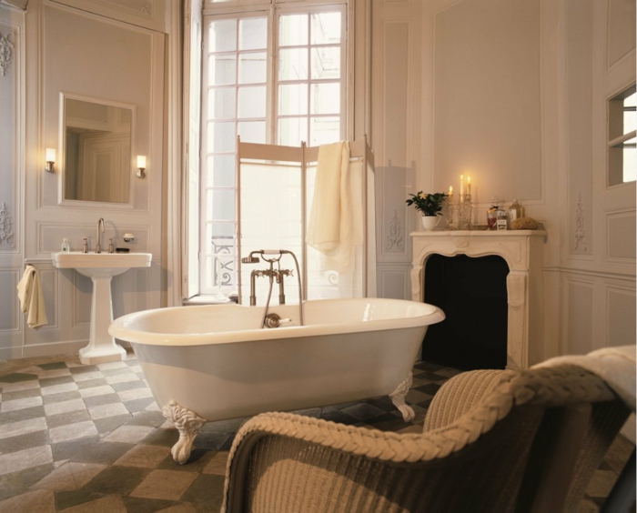 lavabo blanc, baignoire autoportante avec robinet, miroir rectangulaire, petites appliques murales, cheminée décorative, baignoire gris et blanc