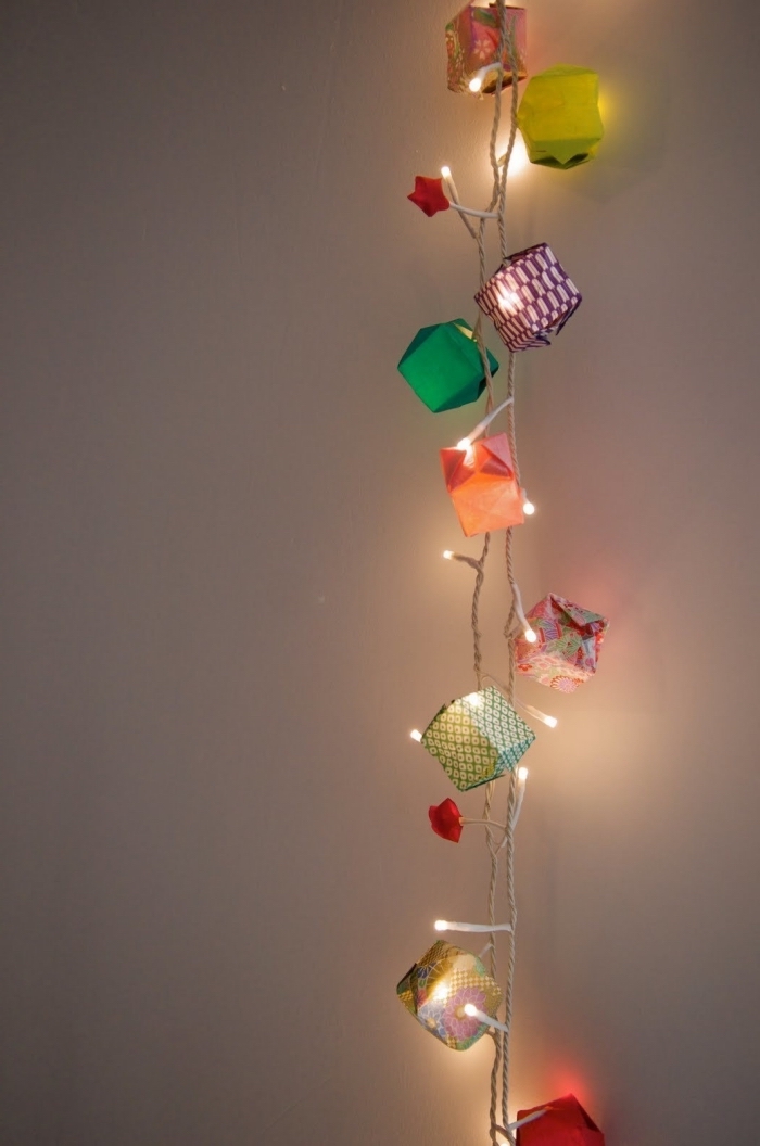 guirlande lumineuses led ornée de ballons origami en papier de couleur et de motif différent pour une décoration murale poétique 