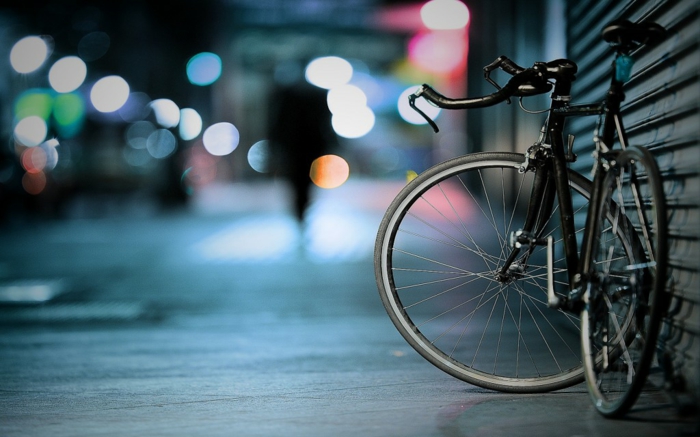 Bicyclette photo inspirée par le style de tumblr, idée fond d'écran stylé avec une bicyclette en focus et silhouettes et lumières bokeh style