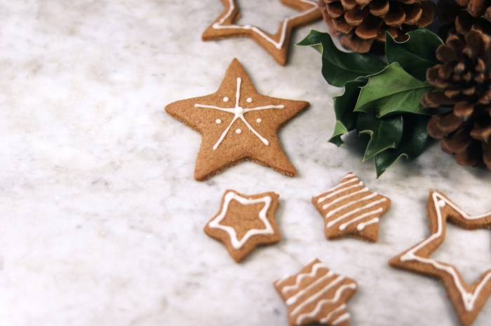 bredele de noel au gingembre et miel en forme d'étoiles, faire des cookies en formes de noel avec emportes pièces