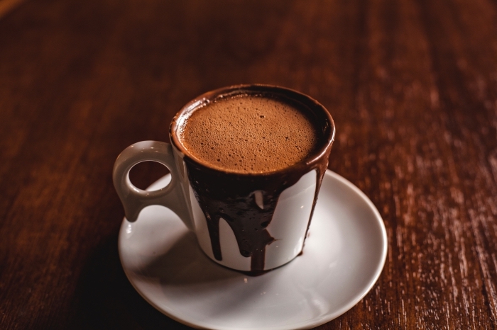 recette chocolat chaud vegan, boisson au lait de coco et cacao en poudre non sucré, chocolat chaud faible en calories, mug tasse de café blanche