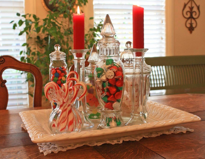 décoration vintage de table, plateau blanc, bougies rouges, sucettes, grandes bonbonnières remplies de bonbons
