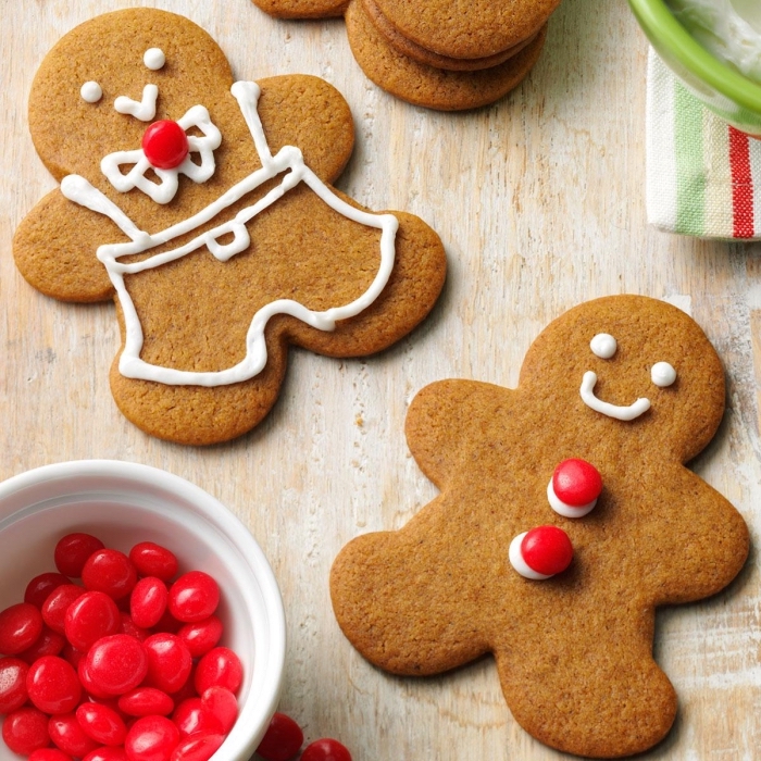 sable de noel facile et rapide à la cannelle et au miel, faire des cookies en forme bonhomme de neige avec déco en bonbons rouges comme boutons