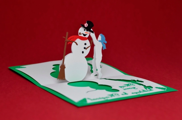 modèle de DIY carte pop up pour Noël, idée carte de noel a fabriquer en papier coloré avec bonhomme de neige découpé