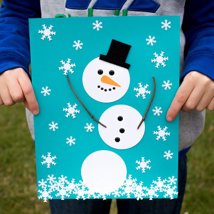 bonhomme de neige en cercles de papier blanc et chapeau melon papier noir, flacons de neige en papier sur papier bleu
