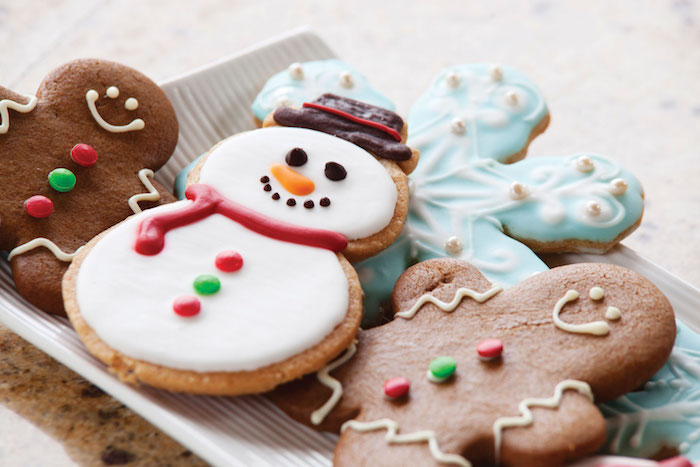 biscuit de noel original en bonhomme pain épices, bonhomme de neige et flacon de neige avec deco bonbons, glaçage royal et chocolat et perles comestibles