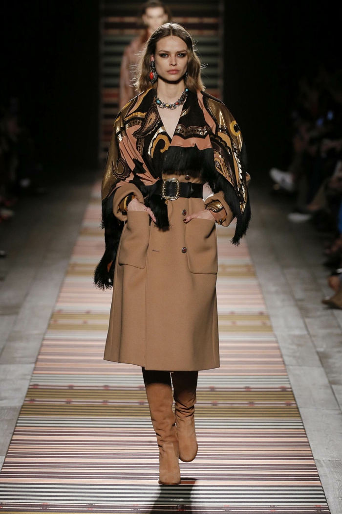 manteau d'hiver femme, longues bottes en velours, ceinture noire, écharpe couleurs terrestres, collier de pierres colorées