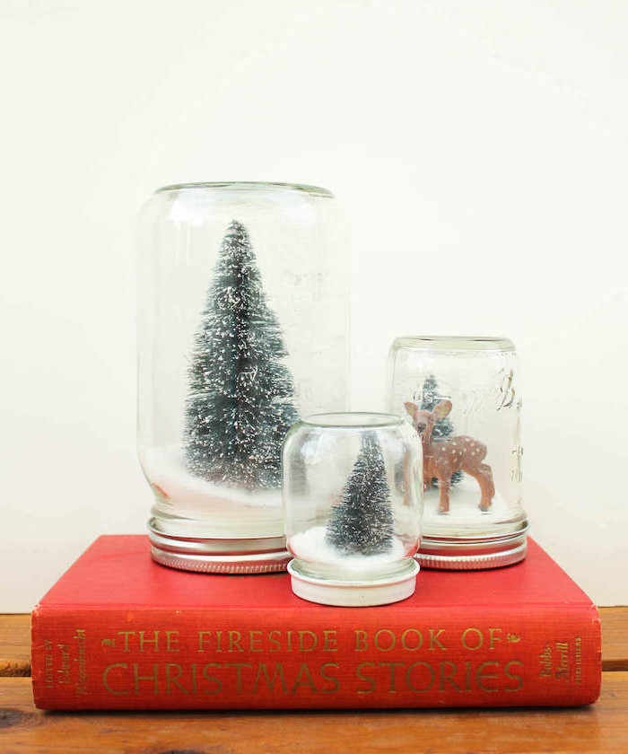 mini scènes de noel dans un pot en verre et bocal rempli de neige et figurine sapin et biche, activités manuelles noel adultes