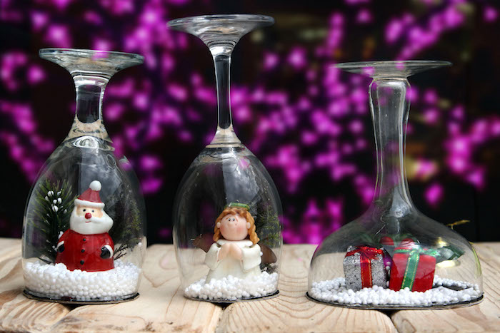 fabriquer boule à neige sous un verre à vin avec neige artificielle, père noel, ange et cadeaux figurines de noel