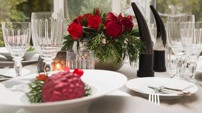 vase ronde avec des roses rouges, deco table noel a fabriquer, boule décorative posée dans une assiette