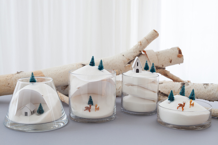 petites scènes boule à neige dans un pot récipient en verre avec neige artificielle et figurines biches et sapins, décoration de noël à fabriquer