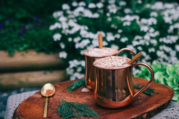 comment faire un chocolat chaud parfumé à la cannelle, mug café à design métallique cuivré, comment servir chocolat chaud 