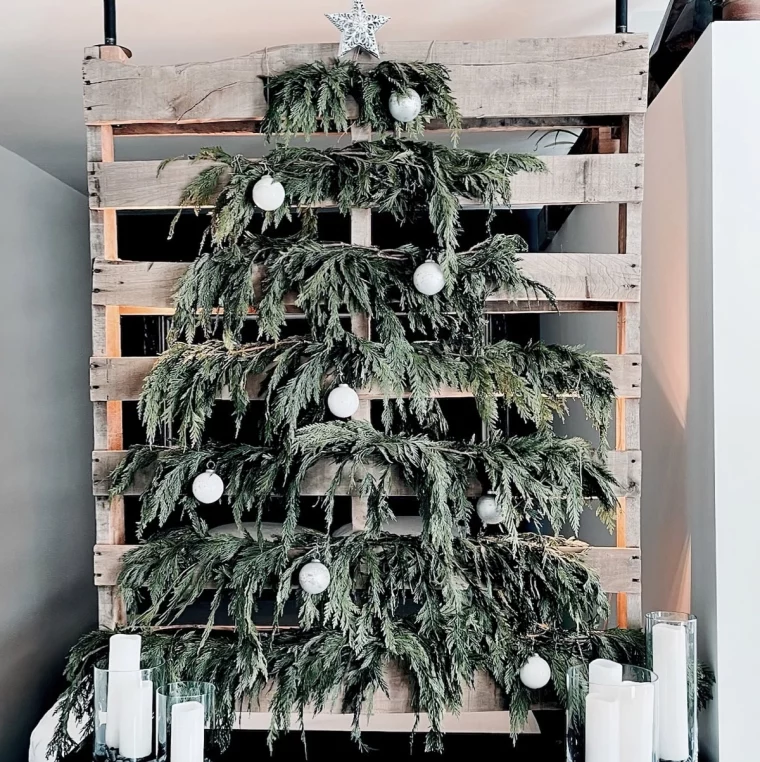 branches sapin vertes boules de noel blanches sapin en bois