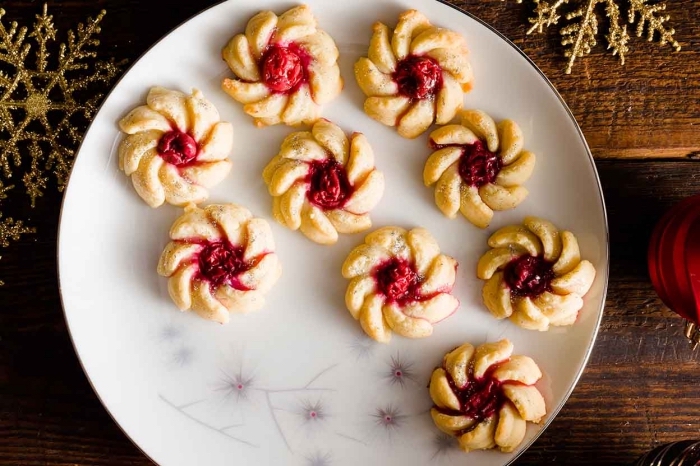 recette biscuits de noel au beurre avec confiture aux fruits rouges, exemple comment faire des biscuits en forme florale