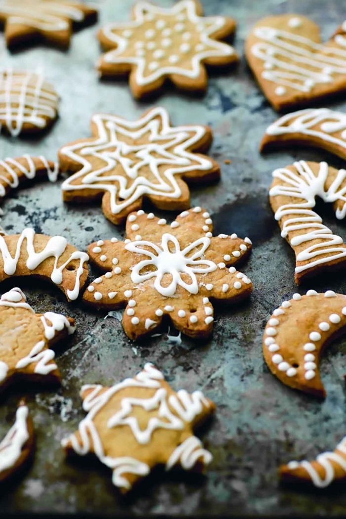 recette cookie facile pour noel, bredele de noel en forme étoile avec glaçage royal, recette biscuit a la cannelle et au miel