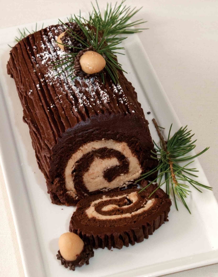 version vegan de buche de noel maison au chocolat et à la crème marron, décorée de brins de sapin naturels