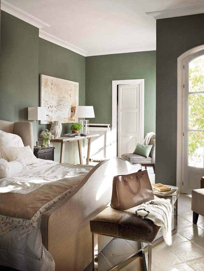 aménagement chambre vert d'eau ou vert gris avec plafond blanc, déco de chambre adulte en couleurs neutres