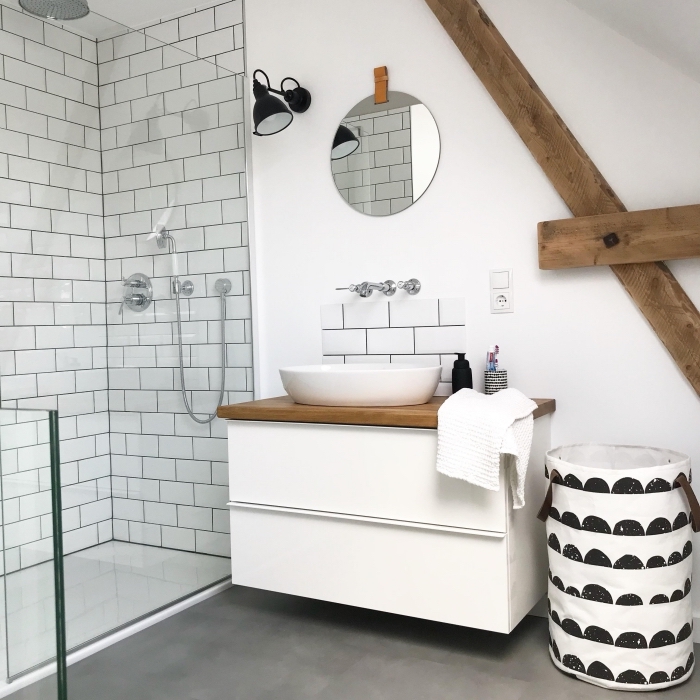 déco rustique dans une salle de bain 5m2, salle de bain moderne en blanc avec sol imitation béton et poutres bois apparentes