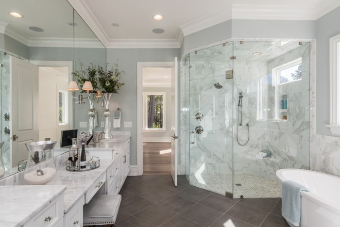 carreaux de salle de bain couleur foncée, cabine de douche d'angle, meuble sous vasque marbré, cloison verrière, grand miroir