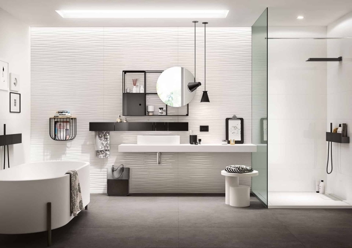 modele salle de bain spacieuse avec cabine de douche et baignoire, meuble de rangement étagères en fer style industriel