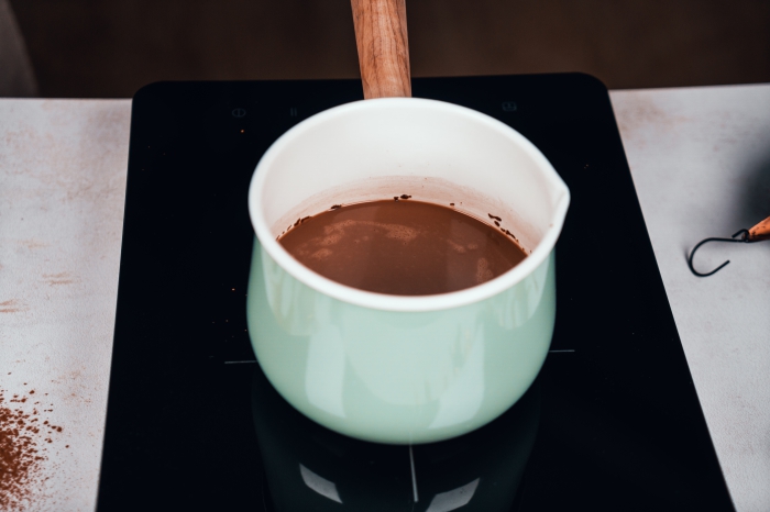 exemple comment bien mélanger le lait de coco avec le cacao en poudre pour préparer du chocolat chaud gourmand