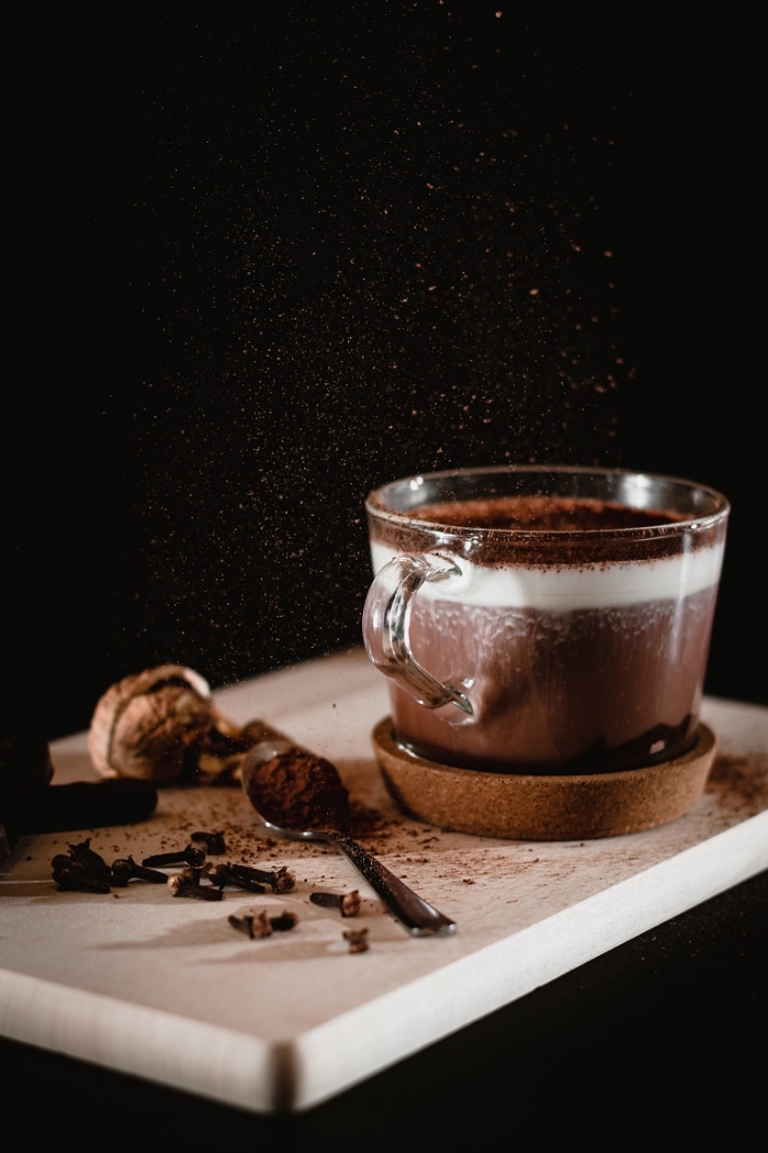 comment préparer un chocolat chaud épais, recette chocolat fondu aux noirs et crème épaisse saupoudré de chocolat râpé