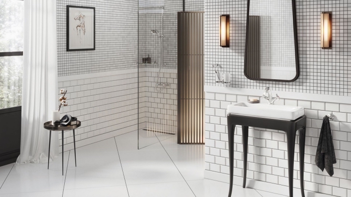 choix de faience salle de bain tendance, modèle de carrelage blanc et noir aux motifs carreaux, agencement salle de bain avec cabine de douche