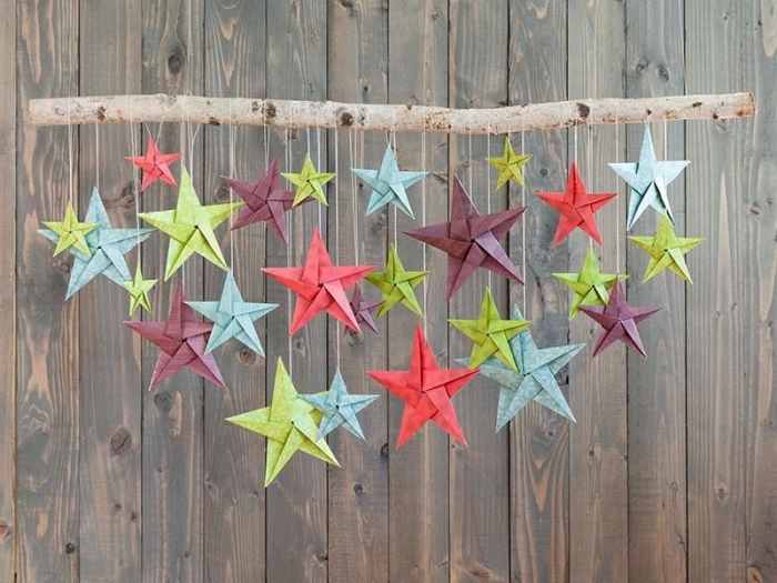 suspension originale de branche de bois et d'étoiles origami de tailles et de couleurs différentes