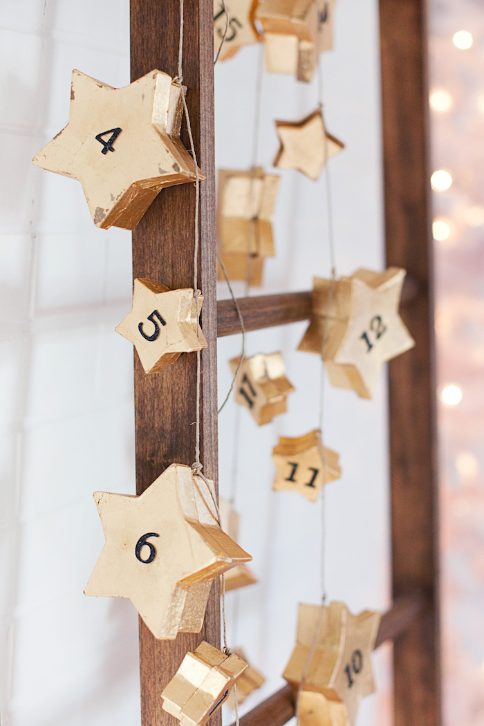echelle decorative en bois avec de petites boîtes en forme d étoile dorée numérotée avec guirlande lumineuse, calendrier de l avent enfant et adulte
