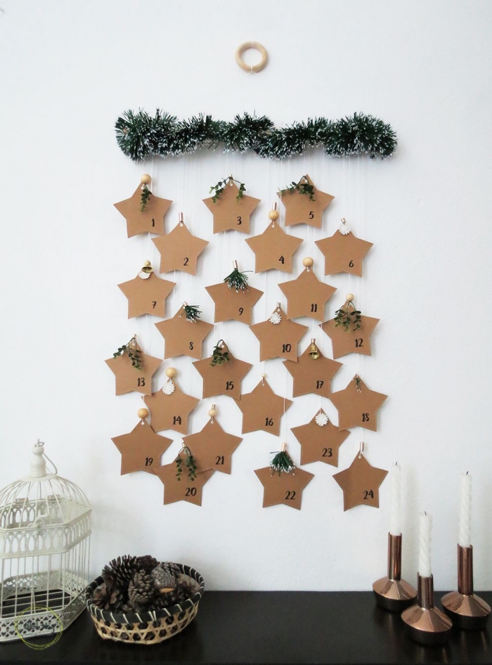 activités manuelles noel, fabriquer un calendrier de l'avent original suspendu au mur avec un cadre en bois et des étoiles en papier brun 