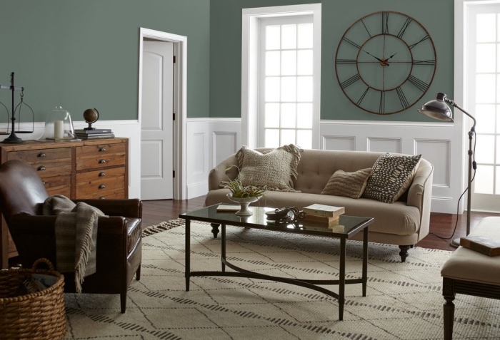 peinture design intérieur tendance 2019, couleur vert d'eau ou vert gris dans un salon aux meubles de bois brut