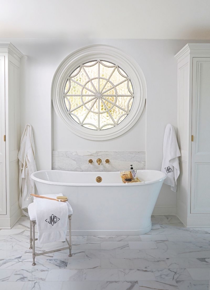 modèle de salle de bain luxueuse avec carrelage à imitation marbre, aménagement salle de bain avec baignoire