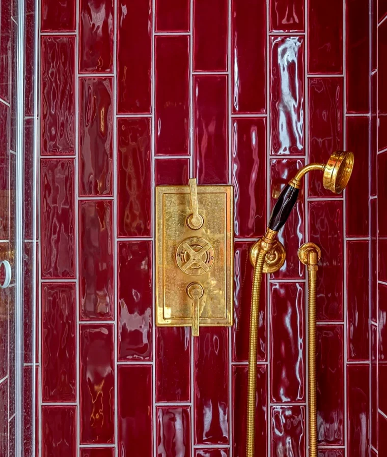 carrelage salle de bain retro chic rouge avec des robineries dorees