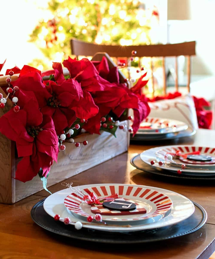 centre de table caisse en bois pleine de fleurs rouges en tissu et de baies artificielles