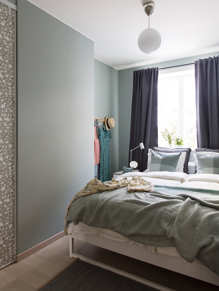 idée comment décorer une chambre vert d'eau ou vert gris, modèle de petite chambre à coucher aux murs pastel
