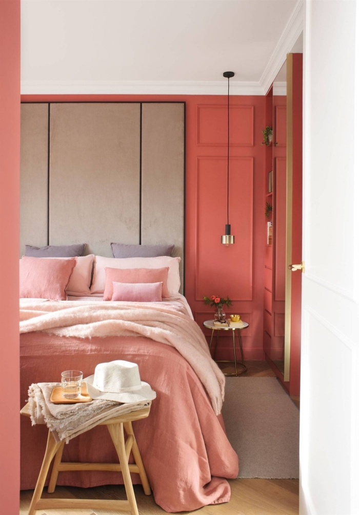 coloris rouge pinot dans une chambre fille, déco cozy et romantique avec coussins en couleurs rose et orange pastel