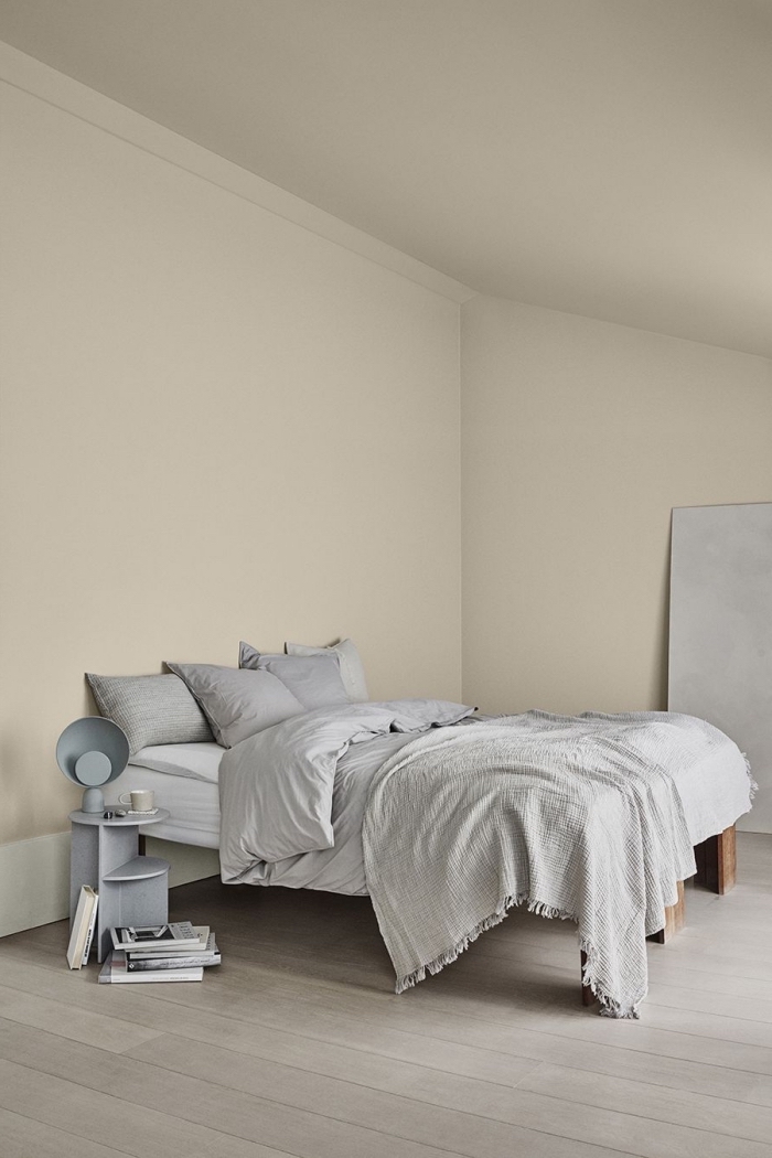 quelle couleur pour une chambre, aménagement sous pente, exemple de chambre à coucher aux murs de peinture nuance blanche